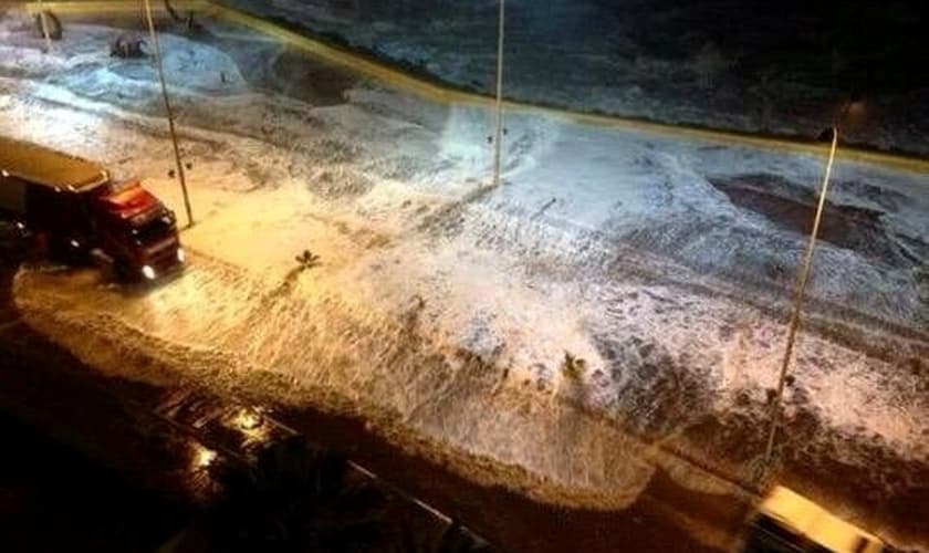 Ondas invadem avenida na orla da cidade de Coquimbo, no Chile. Horas antes, um tremor de magnitude 8,3 foi registrado na costa do país