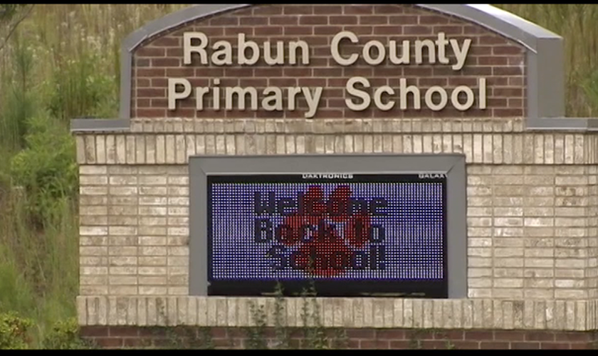 Placa da entrada da escola de ensino fundamental do condado de Rabun, na Georgia (Foto: Fox 5)