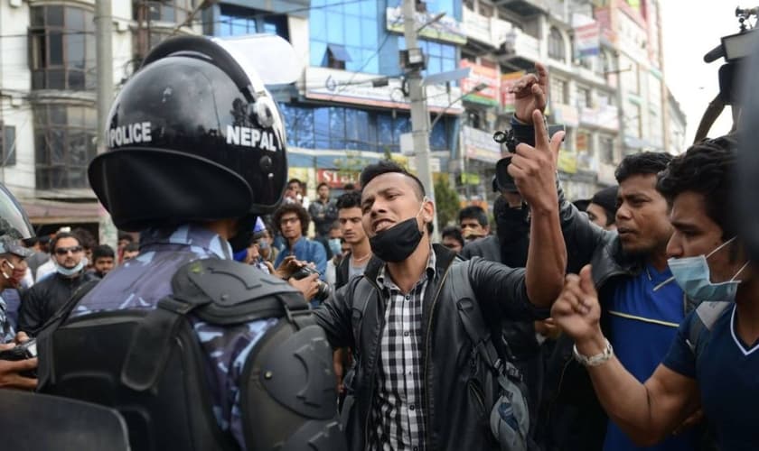Manifestantes entram em conflito com a polícia no Nepal.