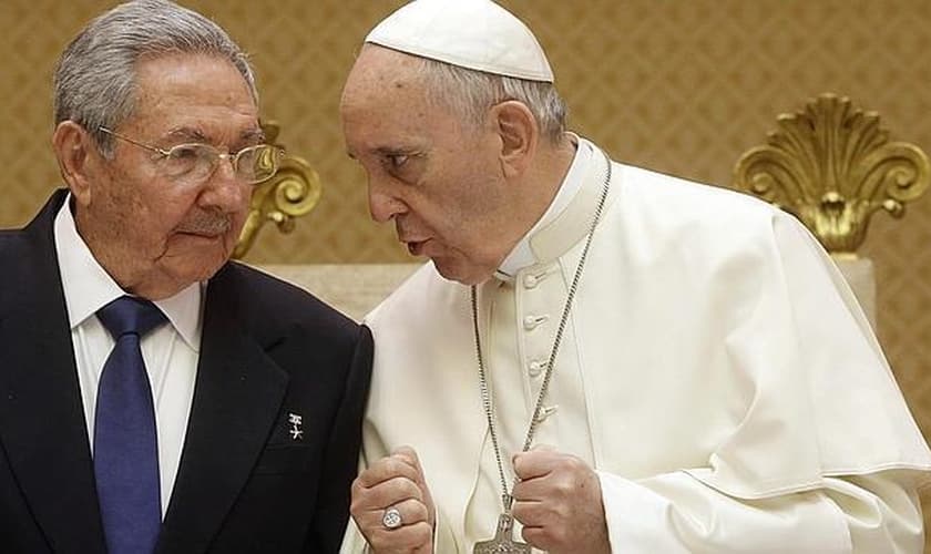 Líder cubano Raúl Castro em conversa com Papa Francisco. (Foto: ABC)