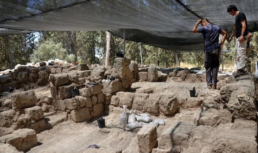 Arqueólogos observam resultados das escavações, em Modi'in, a 19 milhas de Jerusalém (Foto: Live Science)