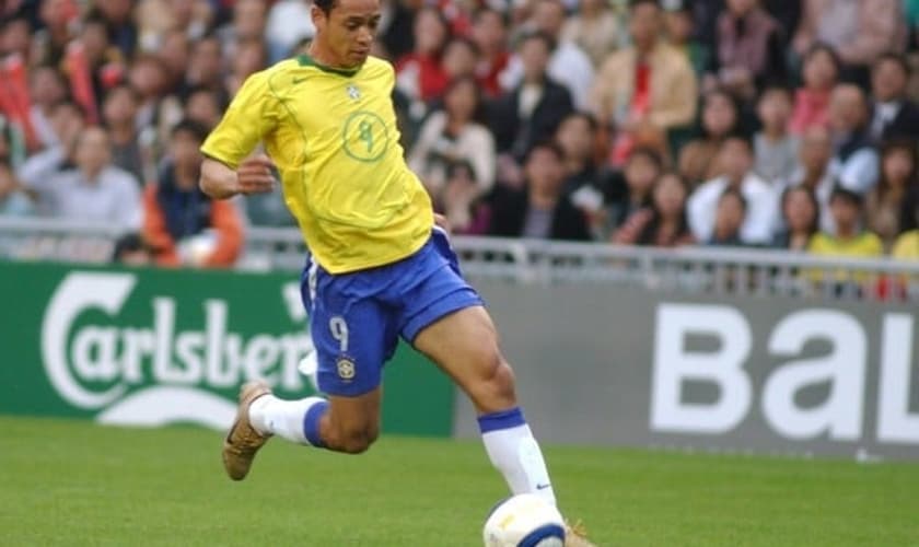 Ricardo Oliveira completou 15 anos de carreira nesta semana e e já disputou 11 jogos pela seleção brasileira de futebol. Atualmente, é artilheiro do Brasileirão com 17 gols, jogando pelo Santos F.C.