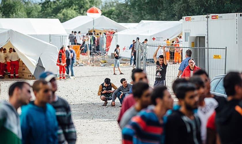 Refugiados na entrada de organização que recepciona quem busca asilo em Dresden, na Alemanha. (Foto: Folha de SP)