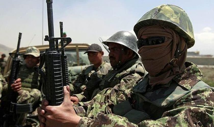 Soldados do exército afegão (Foto: Reuters)