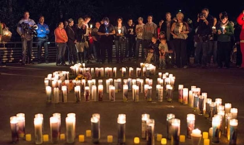 Centenas de pessoas se reuniram em frente ao campus da Universidade, para participar de uma vigília pelas famílias das vítimas. (Foto: Reuters)
