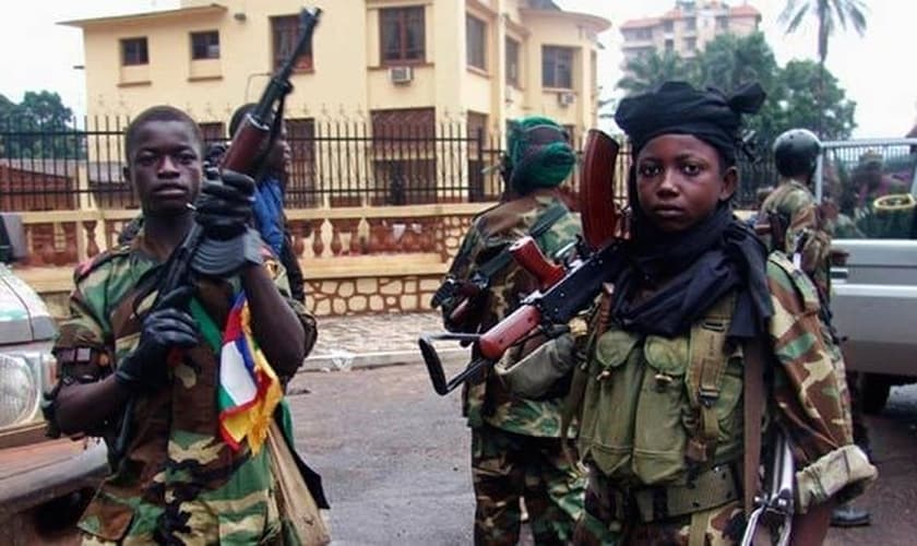 Soldados menores de idade recrutados pela aliança rebelde 'Seleka' fazem plantão em frente ao palácio presidencial em Bangui, República Centro-Africana (Foto: Reuters / Alain Amontchi)