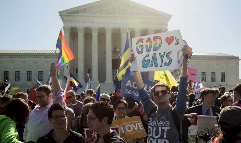 Manifestantes fazem ato a favor do casamento gay, em frente à Suprema Corte dos Estados Unidos, em abril de 2015. (Foto: REUTERS / JOSHUA ROBERTS)