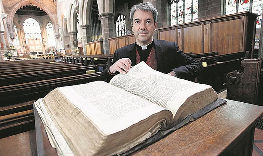 Rev. Dr. Jason Bray e a primeira edição da Bíblia King James. (Foto: Cascade)