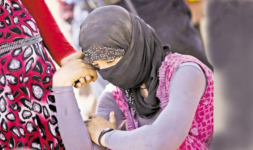 Jovem yazidi em um campo de refugiados depois de fugir de cerco do Estado Islâmico. (Foto: Getty Images)