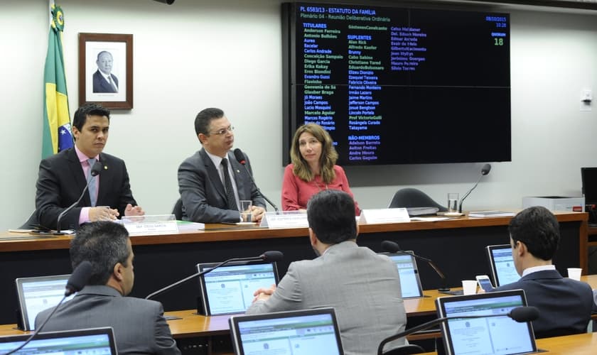 Relator Diego Garcia ao lado do presidente da Comissão, deputado Sóstenes Cavalcante. (Foto: Câmara Notícias)
