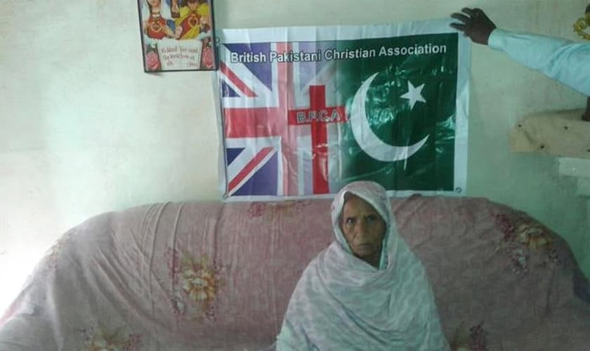 Gill e sua família foram obrigados a sair da cidade, deixando sua mãe Bashiran Bibi (na foto) para viver na casa. (Foto: BPCA)