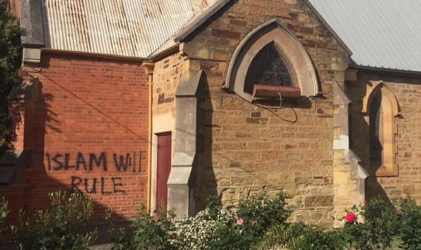 A Igreja Anglicana All Saints em Bendigo, na Austrália, teve uma parede pichada com a frase "O Islã dominará". (Foto: Daily Mail)