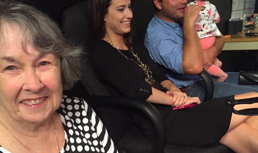 Clara Gantt junto com Travis Catchings e sua esposa. (Foto: Facebook/ Clara Gantt)