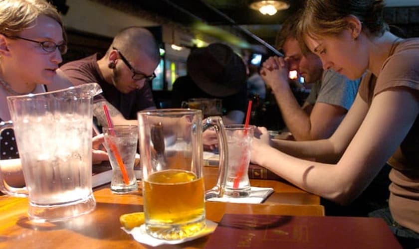 Para um amadurecimento espiritual, é necessária a participação de outras pessoas com a mesma fé. (Foto: Annarbor)