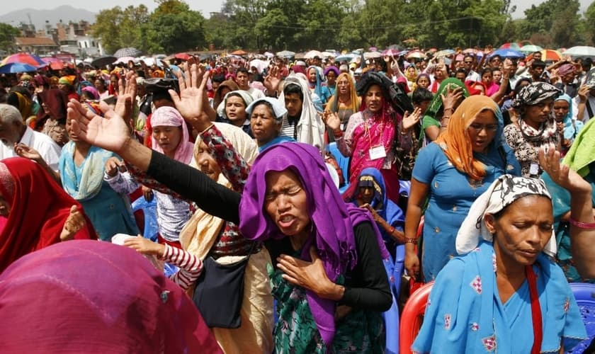 Cristãos nepaleses oram durante uma convenção nacional em Kathmandu. (Foto: Reuters/Shruti Shrestha)
