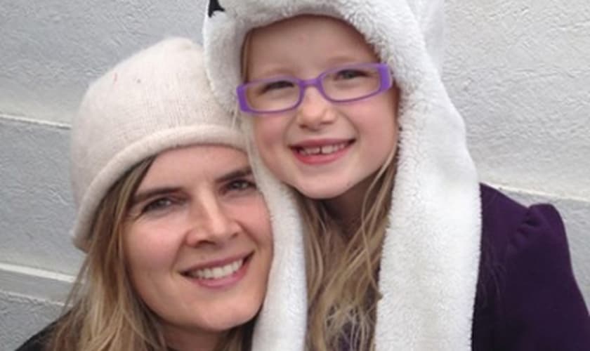 Nikki Kuhrt com sua filha de sete anos, Jenna Kuhrt. (Foto: Just Giving)