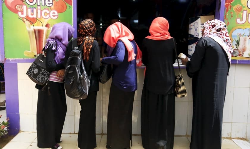 A lei islâmica é estritamente imposta na capital sudanesa e as mulheres só podem mostrar as suas mãos, pés e face. (Foto: Reuters)