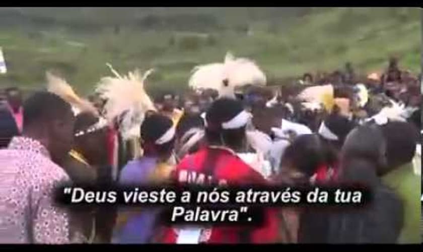 Bíblias na tribo Kimyal, na Indonésia