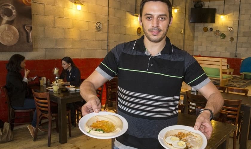 Kobi Tzafrir é o proprietário do Café 'Hummus Bar', em Kfar Vitkin, região central de Israel (Foto: AFP)