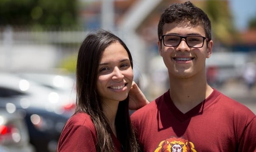 Vitória e Gabriel são da Igreja Adventista do Sétimo Dia e farão a prova do Enem às 19h