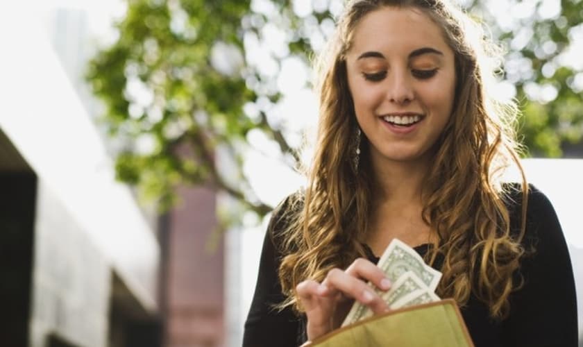 Cristãos com idades entre 18 e 37 são mais generosos quando o assunto é doar dinheiro para a igreja e obras sociais. (Foto: Reprodução)