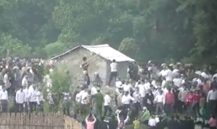Os policiais avançam contra as pessoas e as retiram do local forçadamente, gerando uma grande confusão. (Foto: Facebook/ Bispo Augusto Dias)