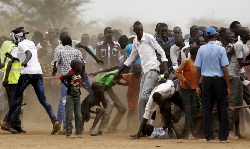 Refugiados do Sudão do Sul disputam a fila para participar das comemorações para marcar o Dia Mundial do Refugiado no campo de refugiados de Kakuma, no distrito de Turkana, a noroeste da capital do Quênia Nairobi, em 20 de junho de 2015.