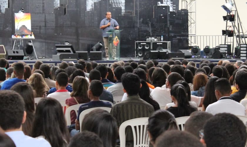 O pastor e missionário, Pedro do Borel foi o preletor desta sexta-feira, 30. (Foto: Guiame)