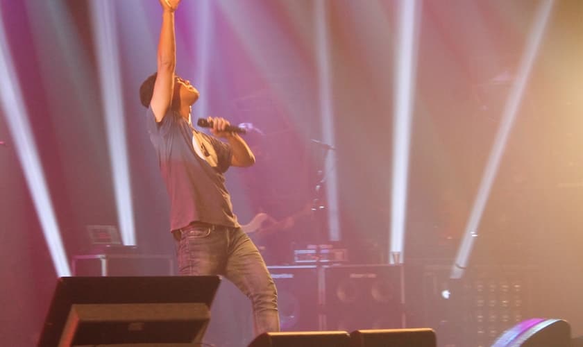 Juliano Son foi o preletor convidado para a segunda noite da Conferência 72 Horas, em Fortaleza e se apresentou o seu grupo, Livres para Adorar (Foto: Guiame)