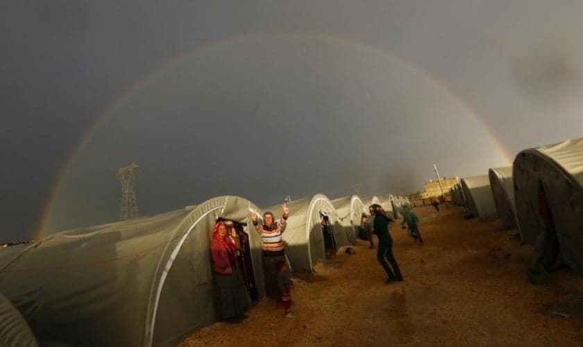 Refugiados curdos no sudeste de Suruc, na província de Sanliurfa. (Foto: Reuters)