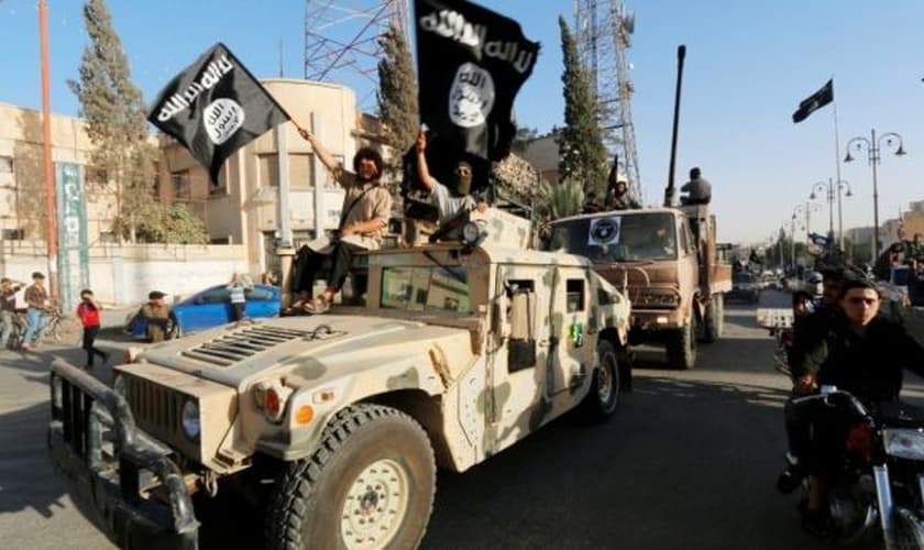 Terroristas do Estado Islâmico participam de 'desfile militar' na província de Raqqa, ao norte da Síria, em 30 de junho. (Foto: Reuters)