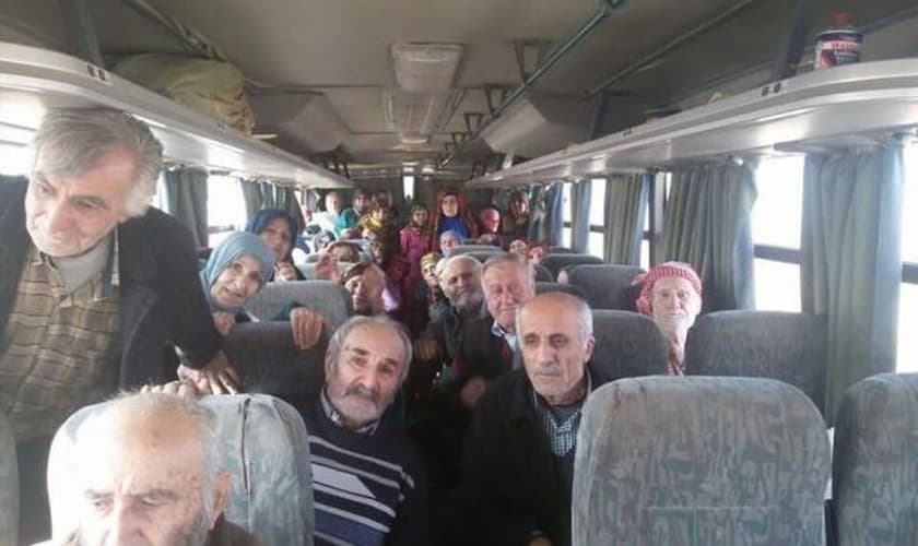 A primeira foto dos 37 cristãos assírios divulgada pelo EI depois de chegarem em Tal Tamer. (Foto: ADFA)