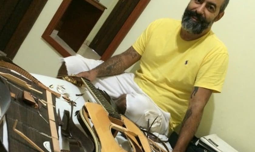 O músico, que já fez parte do grupo Oficina G3 ao lado de Juninho Afram, perdeu um violão avaliado em R$ 17 mil e ainda sente dores no corpo. (Foto: Reprodução/ Facebook)