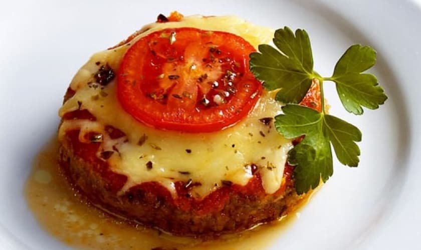 A receita de hambúrguer à parmegiana rende 8 porções. (Foto: Reprodução/ M de Mulher)