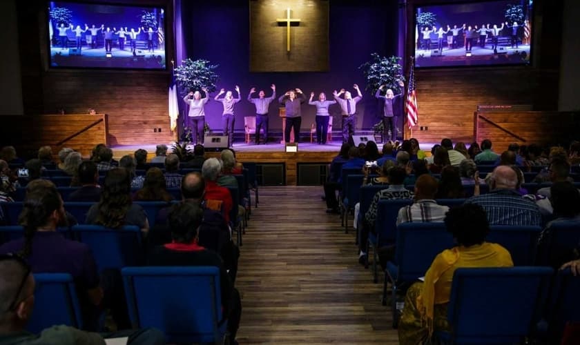 Membros durante canção em Língua de Sinais Americana na Igreja Batista Woodhaven. (Foto: Michael Ciaglo/ Houston Chronicle)
