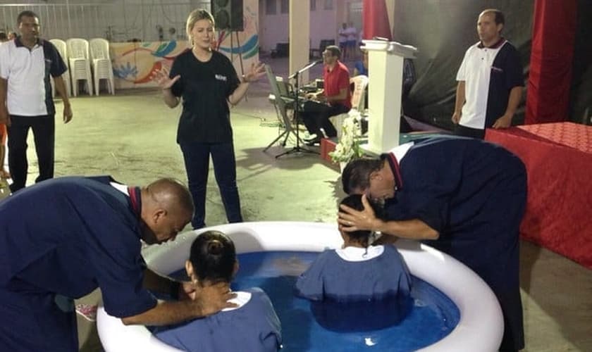 Andressa Urach acompanhou o batismo de presas de Aracaju (Foto: Arquivo pessoal)