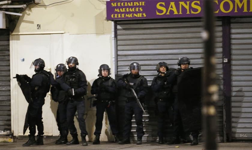 Policiais participam nesta quarta-feira de operação antiterror em Saint-Denis, ao norte de Paris. (Foto: François Mori/Associated Press)