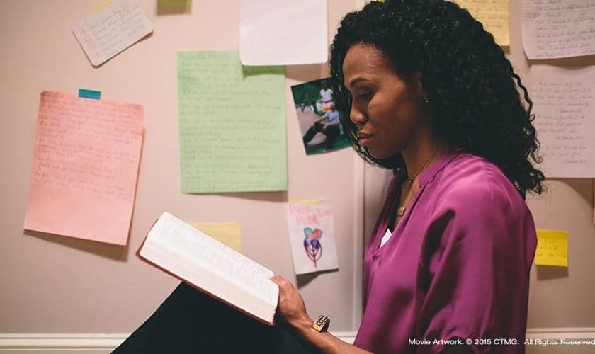 A atriz Priscilla Shirer, que interpretou Elizabeth no filme “Quarto de Guerra” (Foto: Movie Artwork/CTMG)