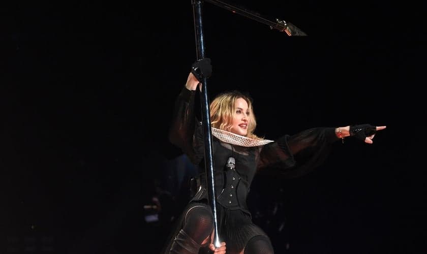 Madonna usa cruz como pole dance em show