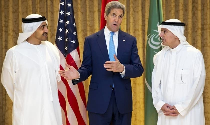 John Kerry com o Sheikh Abdullah bin Zayed e o Ministro das Relações Exteriores da Arábia Adel al-Jubeir