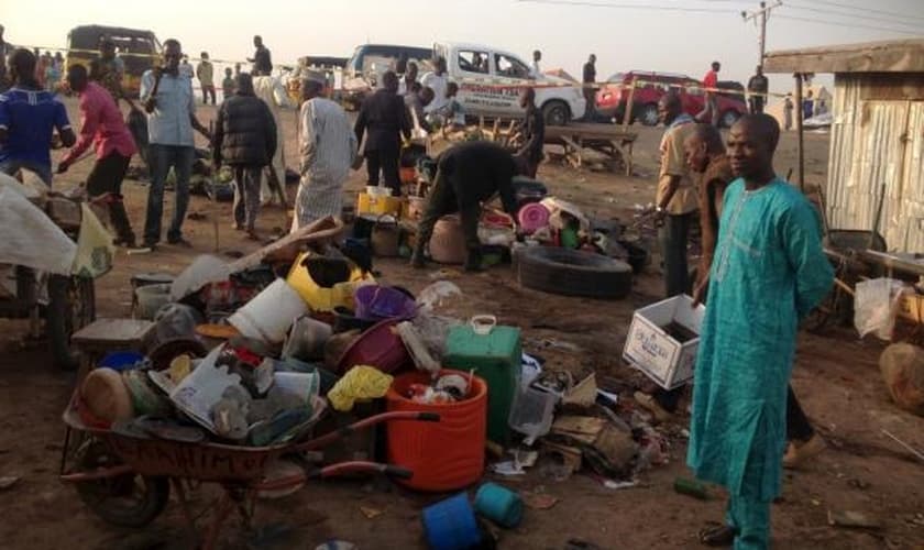 Cidadãos nigerianos buscam pertences em meio aos escombros de uma explosão provocada por terroristas, na cidade de Adamawa. (Foto: Reuters)
