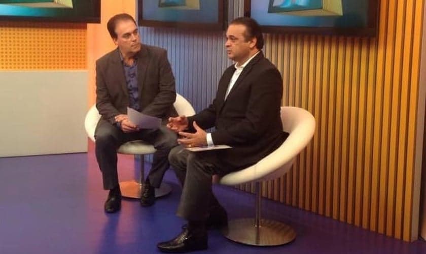 Secretário de Turismo de SP, Roberto de Lucena, durante entrevista com o apresentador do Jornal da Tribuna, Tony Lamers (Imagem: Divulgação)