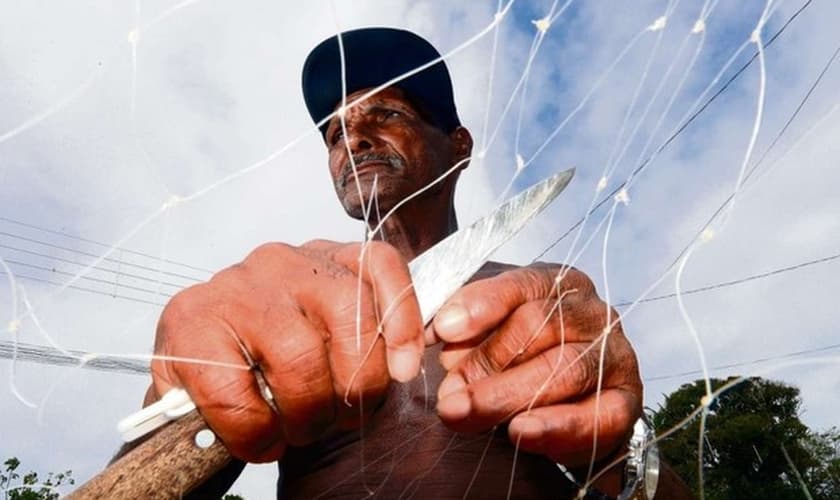O pescador José Lino Moraes, de 62 anos, sofre com a lama no Rio Doce, em Linhares. (Foto: Bernardo Coutinho/A Gazeta)