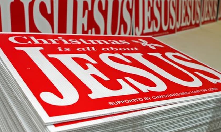 O pastor imprimiu milhares de cartazes com a frase: “Christmas is all about Jesus" ("O Natal se resume em Jesus", em tradução livre). (Foto: Tony Centonze/ The Leaf-Chronicle)