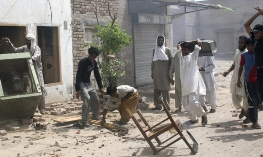 Uma menina cristã foi espancada e despida por muçulmanos como forma de punir seu tio, que também é cristão. (Foto: Reuters)