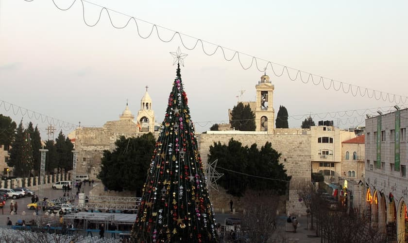 Tradicional árvore de natal iluminada para festividades em Belém.