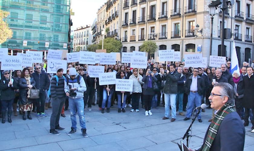 A manifestação aconteceu em frente ao prédio do Ministério do Exterior da Espanha. (Foto: Actualidad Evangelica)