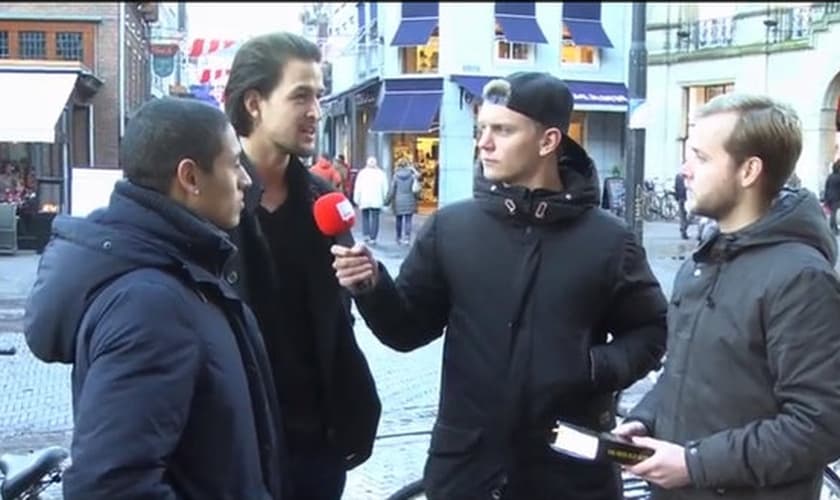 Ao ler os textos, a indignação das pessoas era certa. (Foto: YouTube)