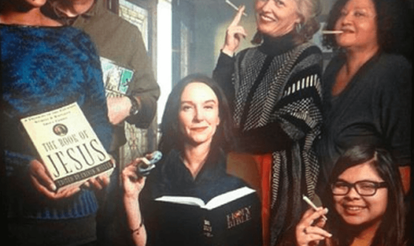 O grupo se reúne para compartilhar alguns ensinos das Escrituras Sagradas enquanto fumam cigarros de maconha. (Foto: Stoner Jesus Bible Study)