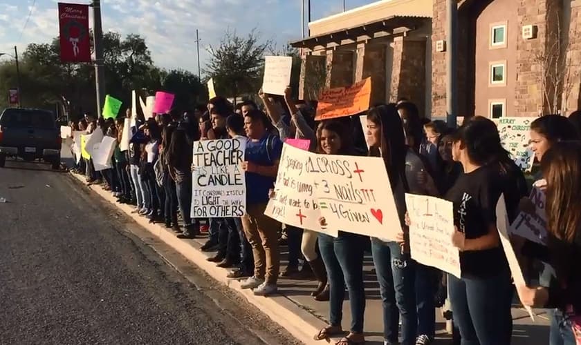 O grupo estava em defesa do professor de matemática Charles Zeissel, que foi punido injustamente ao compartilhar sobre sua fé aos estudantes. (Foto: KGBT/ Patrick Chalvire)